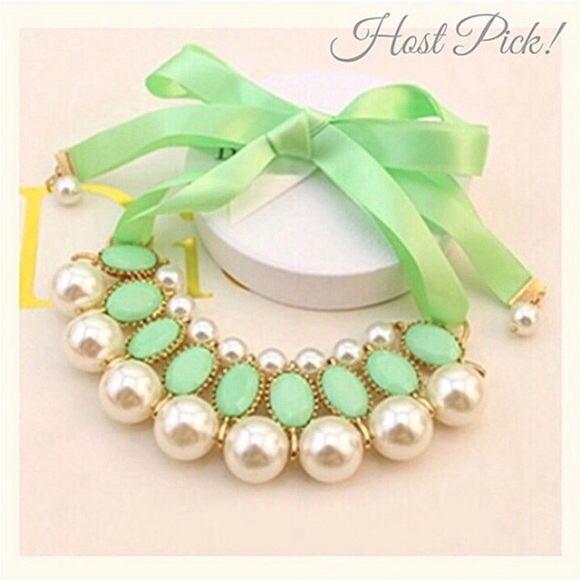 Jewelry - Cute pearl mint statement necklace